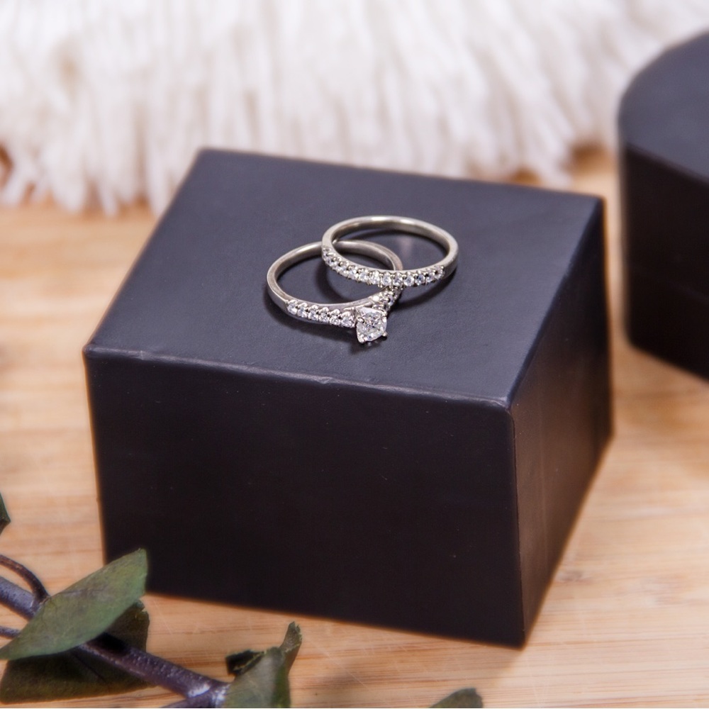 - Beautiful Natural diamonds 10K white gold Wedding Set